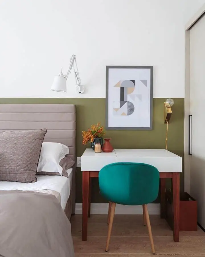 parede verde oliva para quarto de casal decorado com cabeceira cinza Foto Maurício Arruda