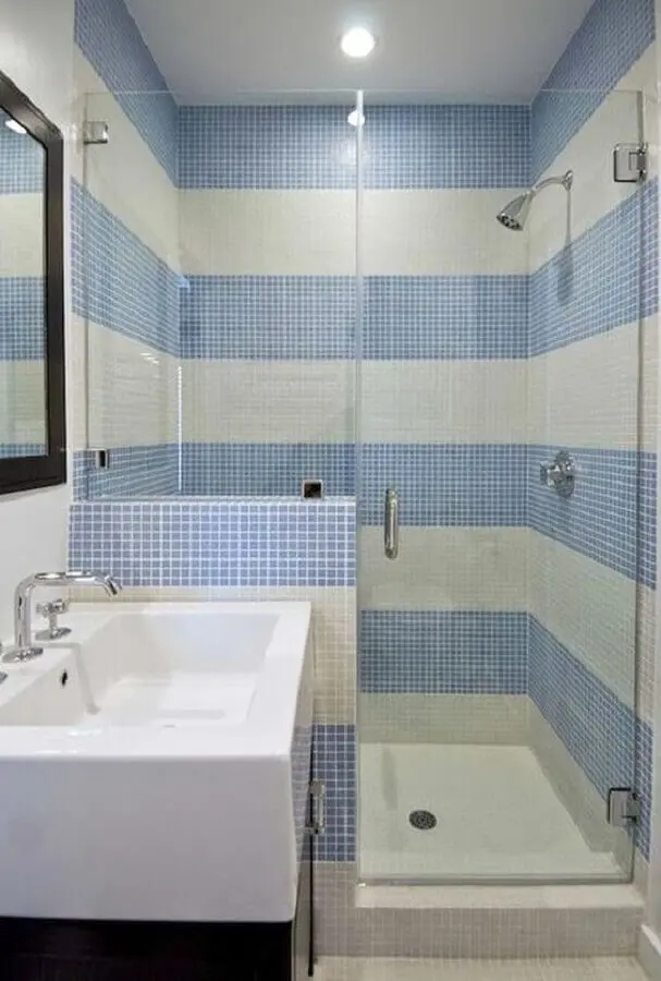 pastilhas para decoração de banheiro azul com box de vidro Foto Pinterest