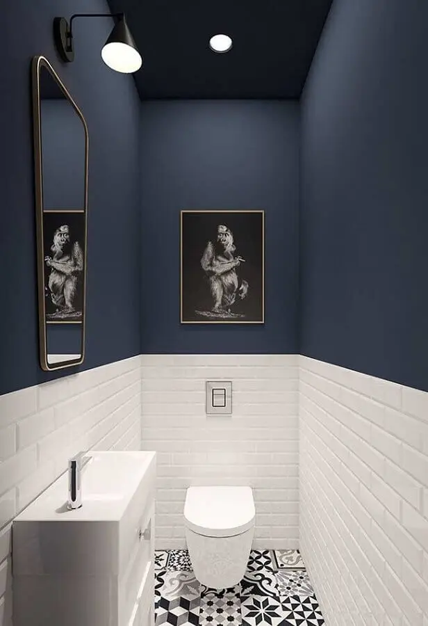 piso antigo para decoração de banheiro azul marinho e branco pequeno Foto Jeito de Casa