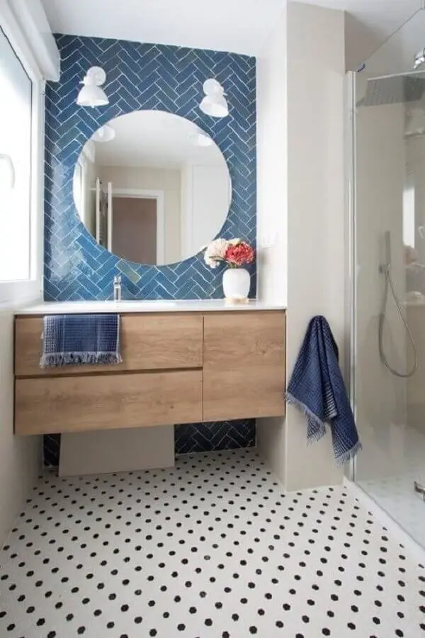 piso branco com bolinha pretas para decoração de banheiro azul com gabinete de madeira Foto Pinterest
