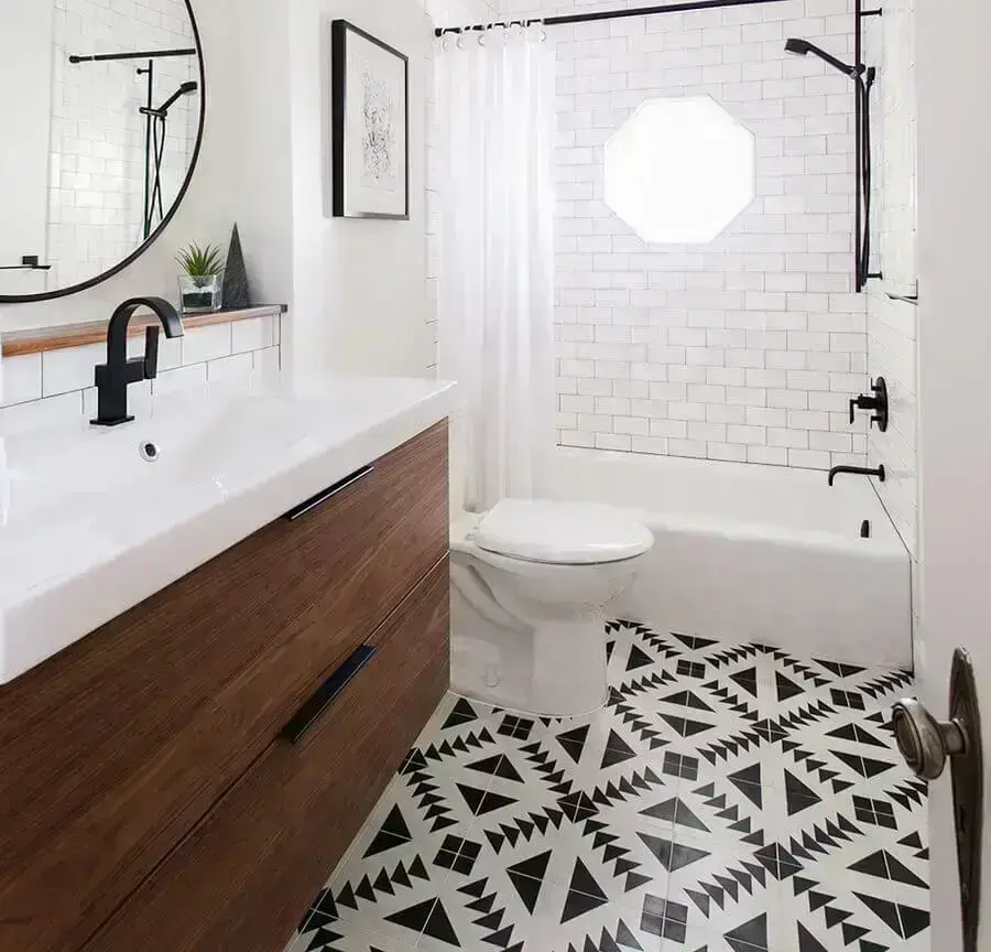 Piso preto e branco para decoração de banheiro com gabinete suspenso de madeira 