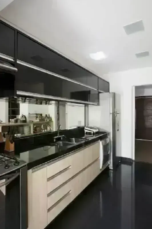 Piso preto liso para decoração de cozinha simples planejada