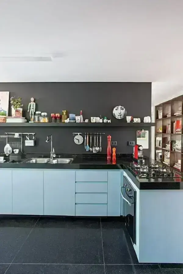 Piso preto para decoração de cozinha azul
