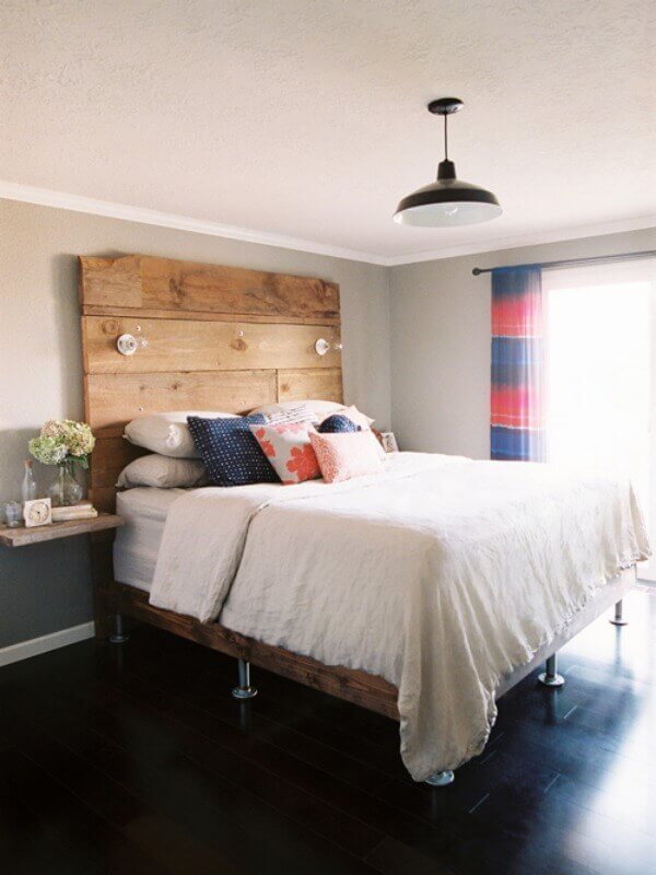 Piso preto para quarto simples decorado com cama de madeira