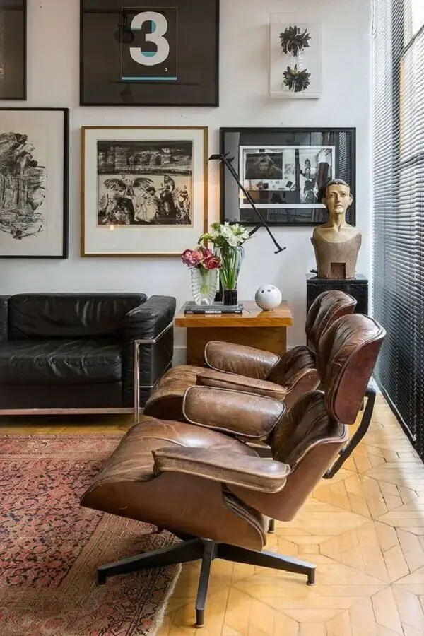 poltrona marrom escuro para decoração de sala com sofá de couro preto Foto Casa de Valentina
