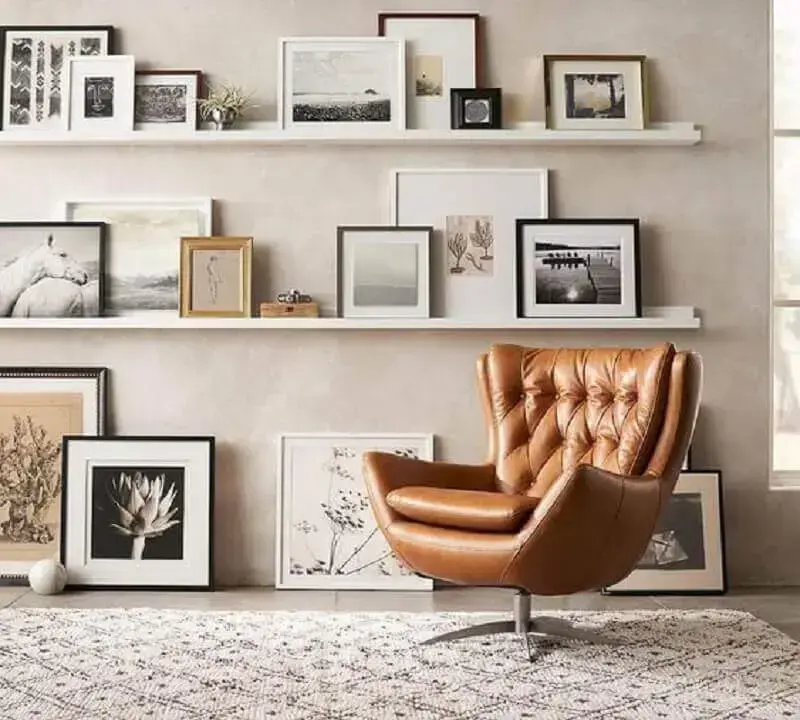 poltrona marrom giratória para decoração de sala com parede de cimento queimado Foto Pinterest
