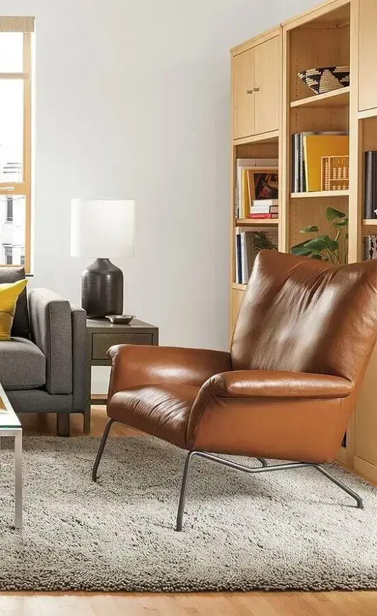 poltrona marrom moderna para decoração de sala de estar com sofá cinza Foto Room & Board