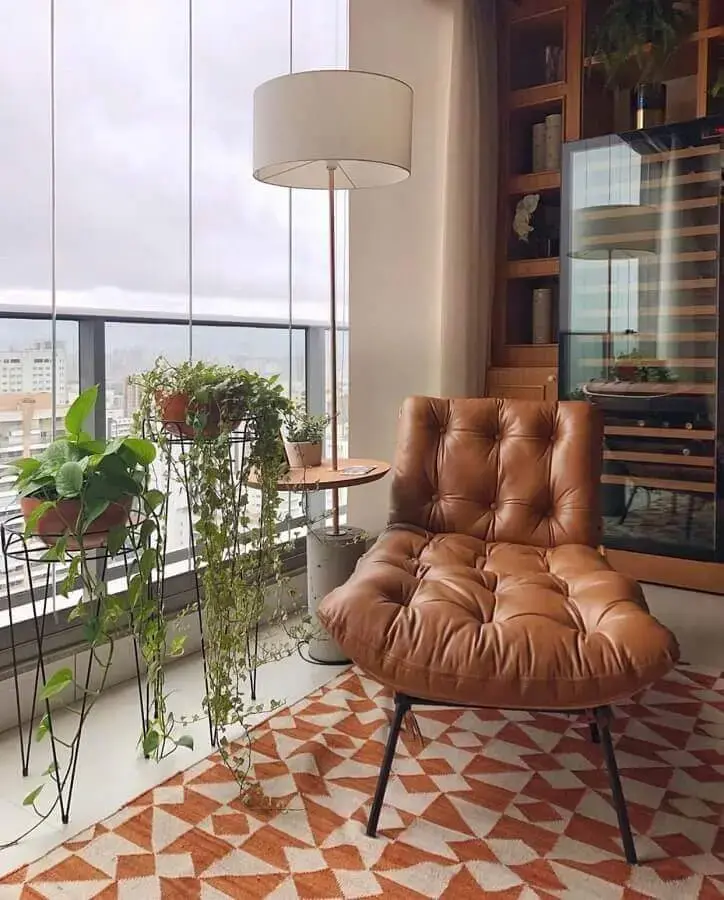 poltrona marrom para decoração de varanda de apartamento Foto Pinterest