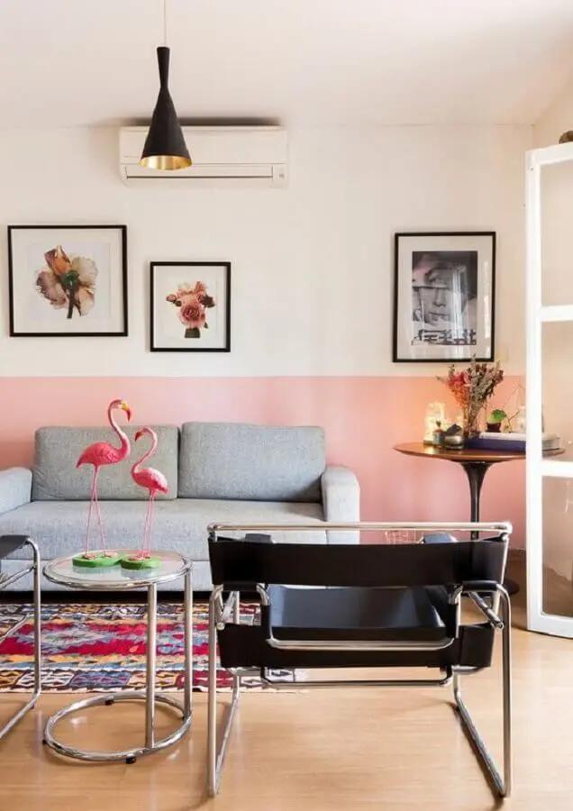 Poltrona preta moderna para decoração de sala rosa com sofá cinza 