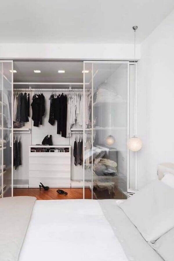 Quarto branco decorado com guarda roupa closet modulado