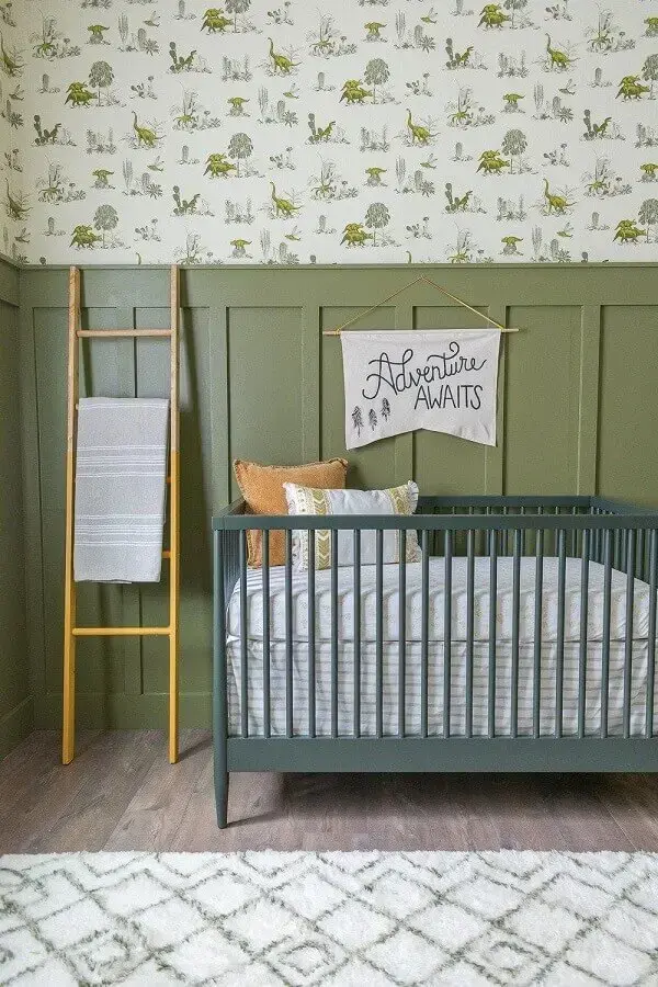quarto de bebê decorado com berço cinza e parede verde oliva Foto Pinterest