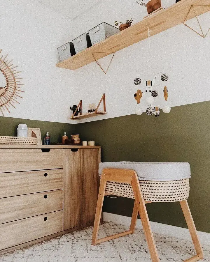 quarto de bebê simples decorado com cômoda de madeira e parede verde oliva Foto Paloma Christiansen