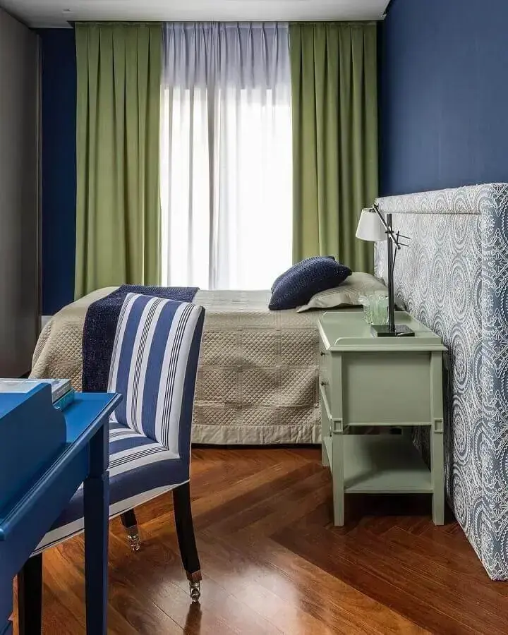 quarto de casal azul decorado com cortina na cor verde oliva Foto Maurício Karam Arquitetura