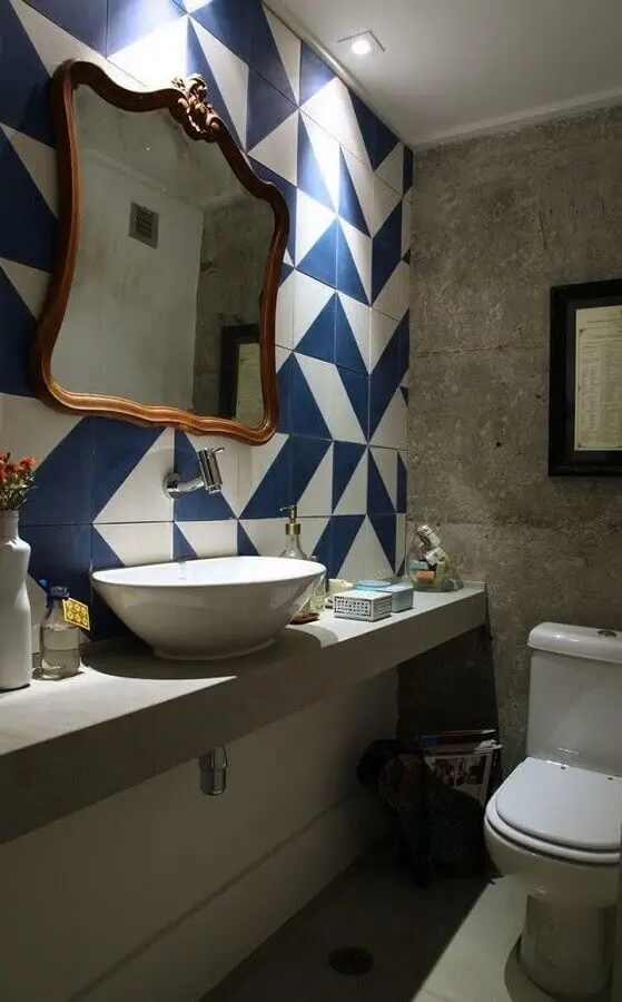 revestimento azul e branco para decoração de banheiro social simples Foto Casa Casada