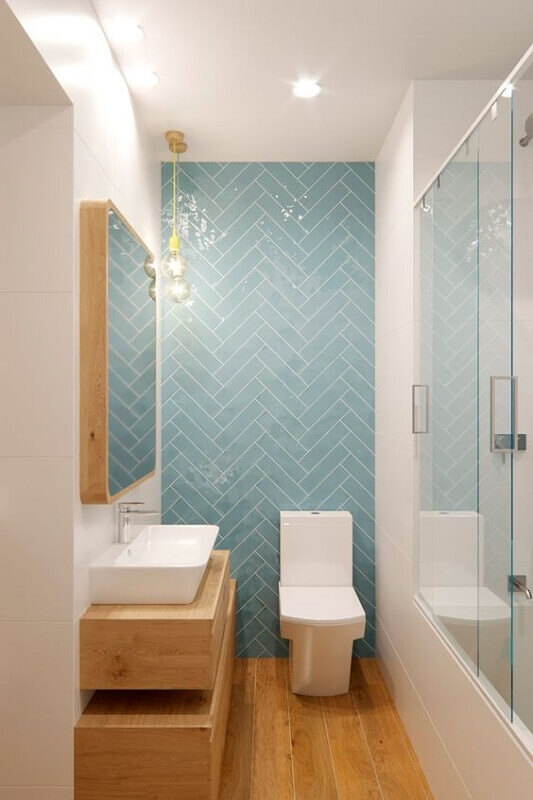 revestimento para banheiro azul claro com gabinete de madeira Foto Micasa Revista