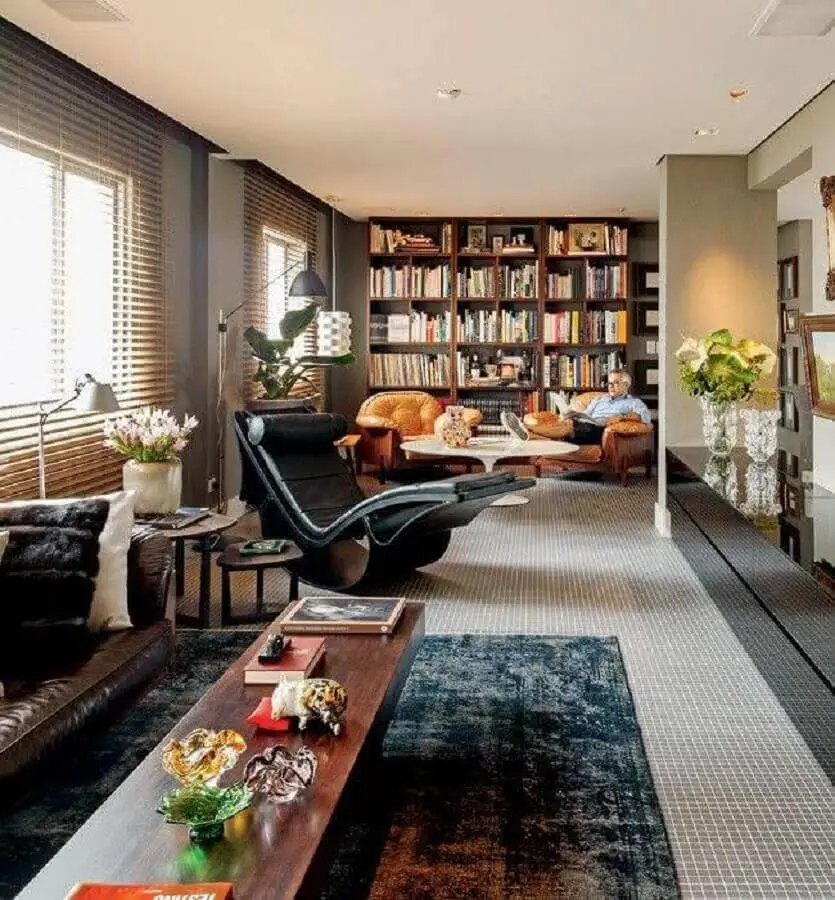  Sala ampla decorada com sofá de couro e poltrona preta moderna