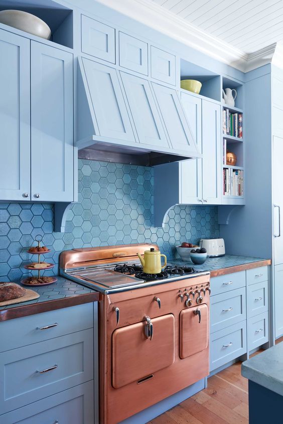 Cozinha com armários e revestimento azul