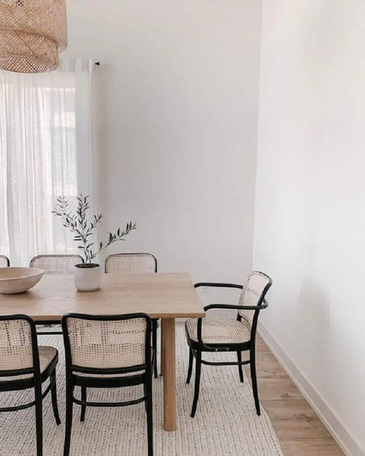 sala branca decorada com cadeira com braço para mesa de jantar de madeira Foto Jeito de Casa