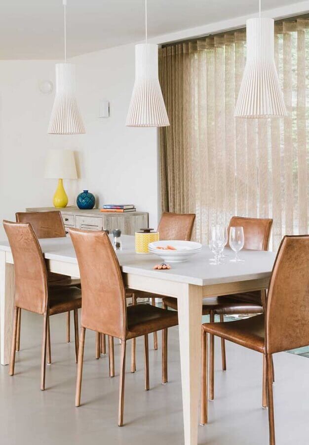 sala branca decorada com conjunto de cadeiras para mesa de jantar Foto Pinterest