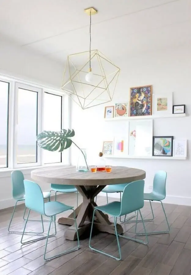 sala branca decorada com luminária moderna e cadeira para mesa de jantar moderna azul clara Foto Homedit