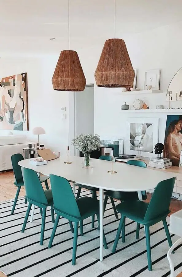 sala branca decorada com luminária rústica e cadeiras coloridas para mesa de jantar Foto Histórias de Casa