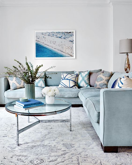 Sala com sofá de canto azul celeste