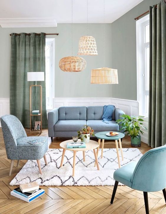 Sala com sofá e poltrona azul claro 