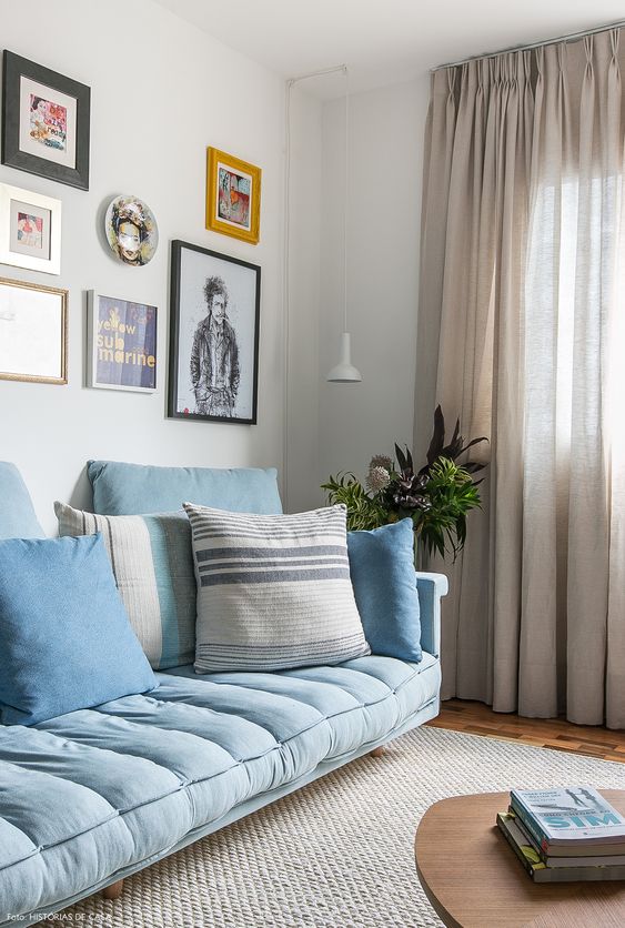 Sofá azul claro na decoração moderna