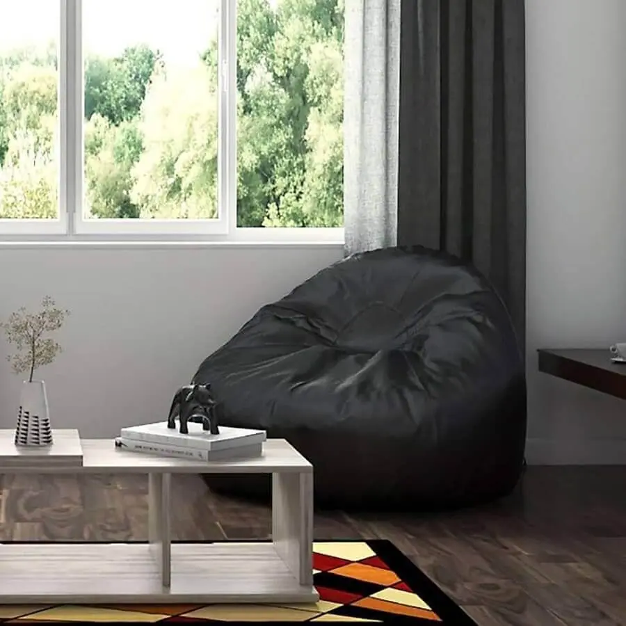 sala de estar decorada com puff fofão preto Foto Pinterest