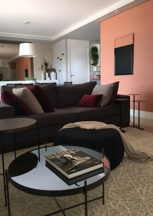 sala de estar decorada com sofá cinza e puff preto redondo Foto Studio Elen Saravalli