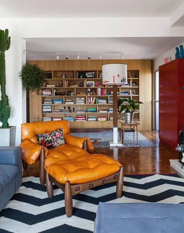 sala de estar decorada com tapete chevron e poltrona marrom de couro Foto Histórias de Casa