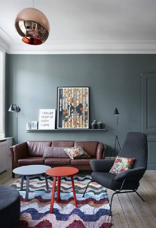 Sala de estar decorada com tapete colorido e poltrona preta