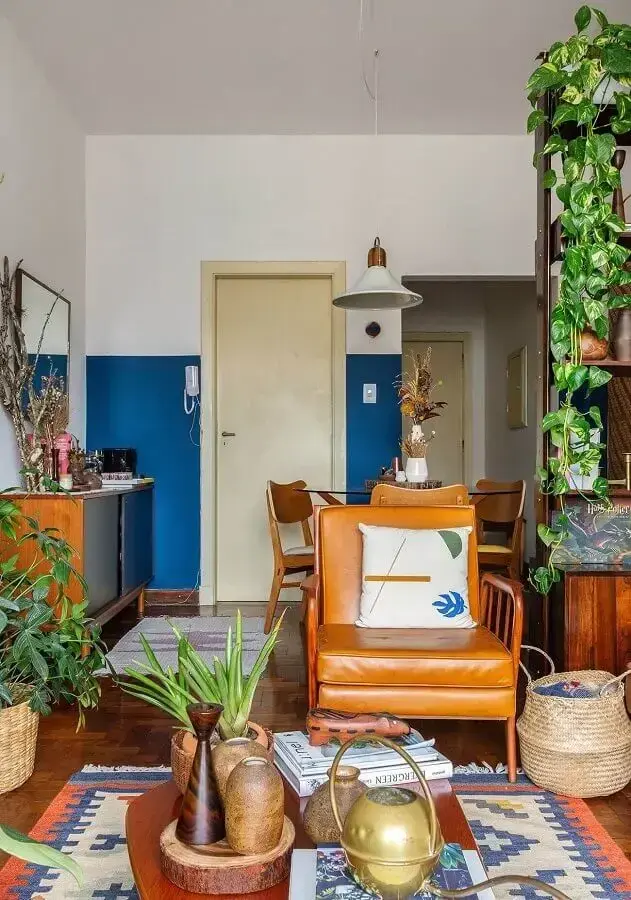 sala de estar simples decorada com poltrona marrom de madeira Foto Histórias de Casa