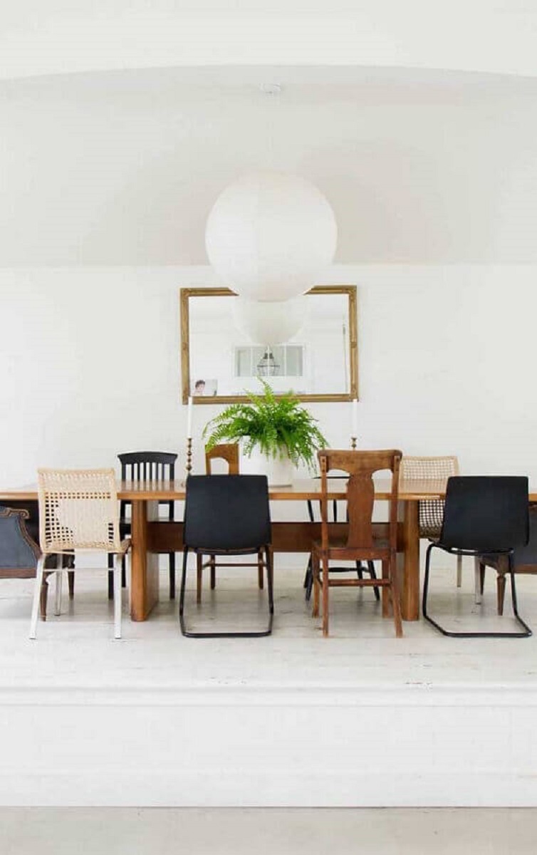 sala de jantar branca grande decorada com cadeiras diferentes para mesa de jantar Foto Pinterest