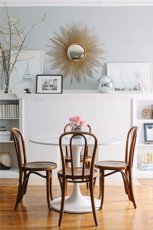 sala de jantar clean decorada com cadeiras de madeira para mesa de jantar Foto Casa de Valentina