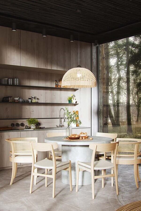 sala de jantar decorada com cadeiras de madeira para mesa de jantar redonda