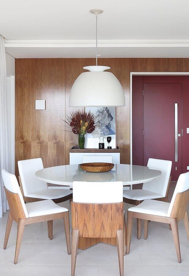 sala de jantar decorada com cadeiras estofadas para mesa de jantar redonda branca Foto Pinterest