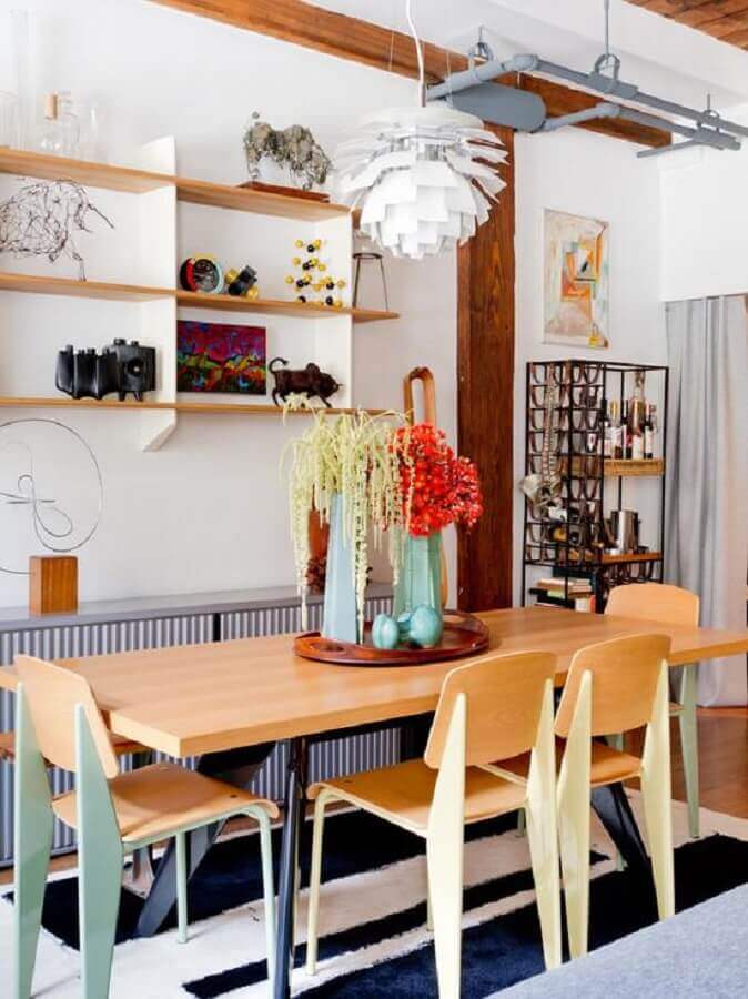 sala de jantar decorada com tapete listrado e cadeiras de madeira para mesa de jantar Foto Pinterest
