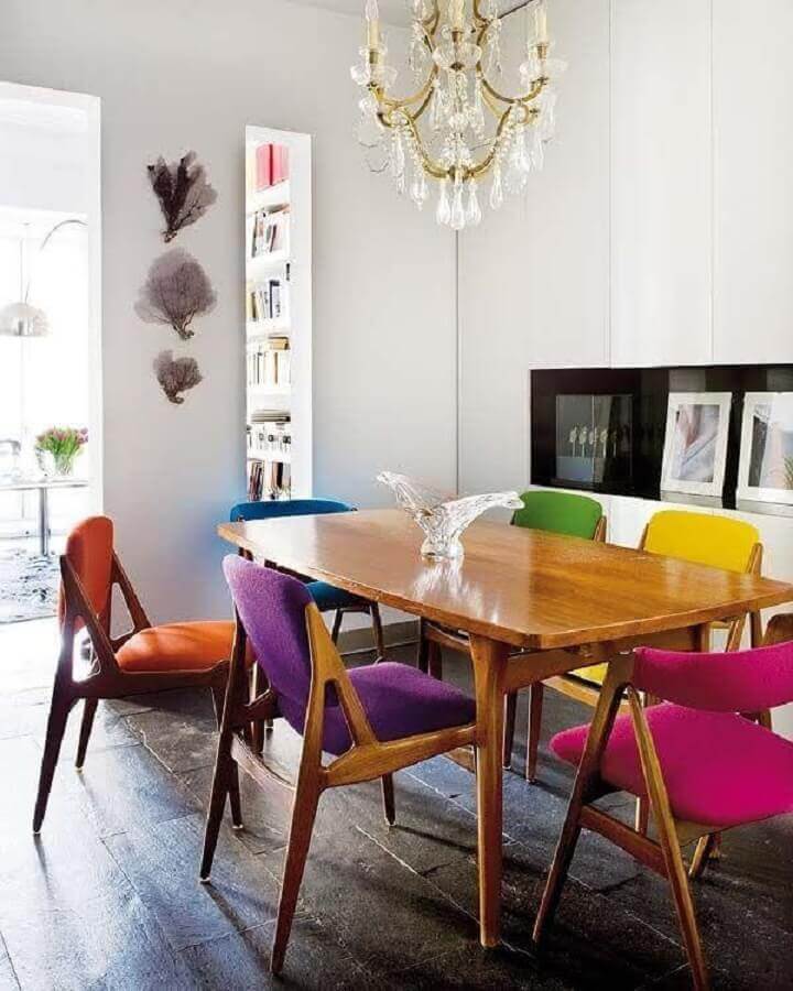 sala de jantar simples decorada com cadeiras coloridas para mesa de jantar Foto Archidea
