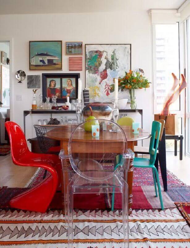 sala decorada com cadeiras coloridas para mesa de jantar Foto Pinterest
