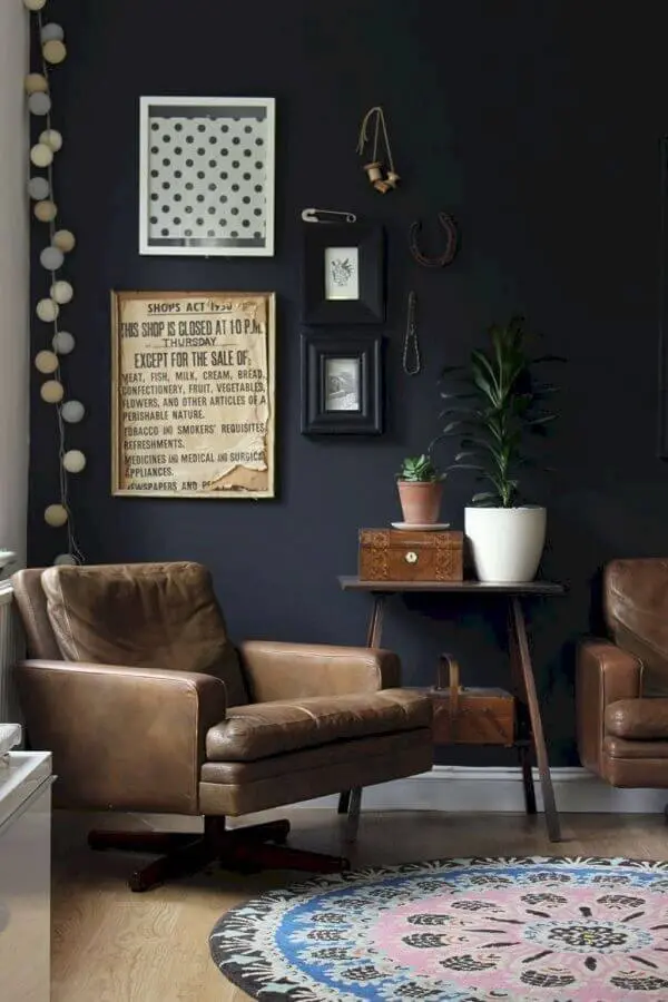 sala preta decorada com poltrona marrom giratória Foto Pinterest