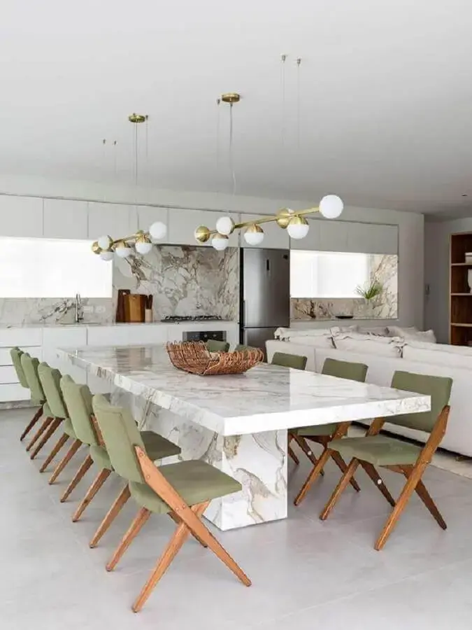 sala sofisticada decorada com cadeiras estofadas para mesa de jantar e luminária moderna Foto Casa de Valentina