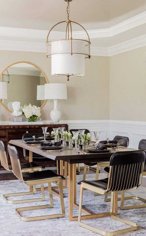 sala sofisticada decorada com modelos diferentes de cadeiras para mesa de jantar Foto Pinterest