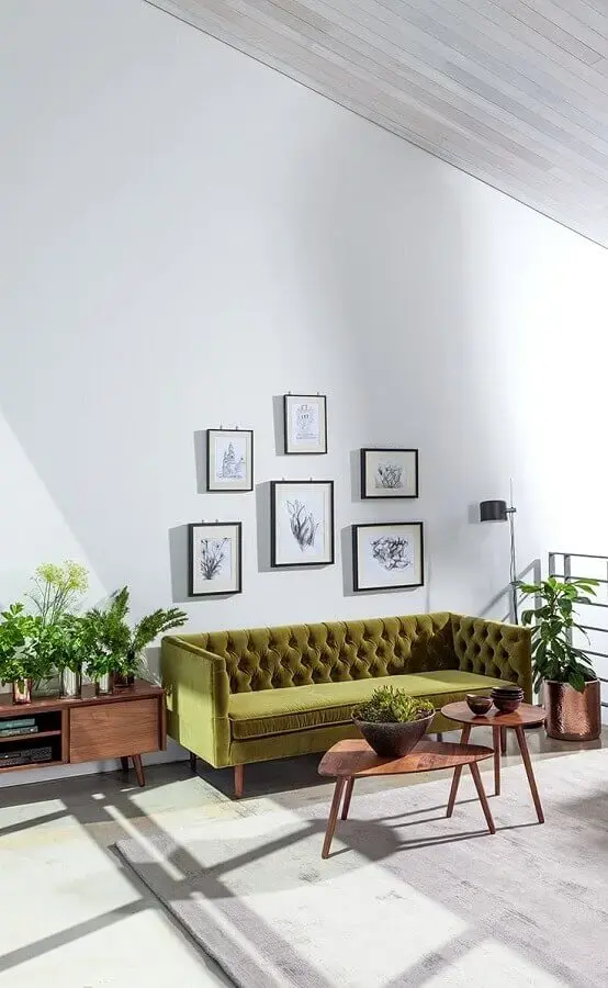 sofá verde oliva capitonê para sala branca decorada com mesa de centro de madeira Foto Home Design Ideas