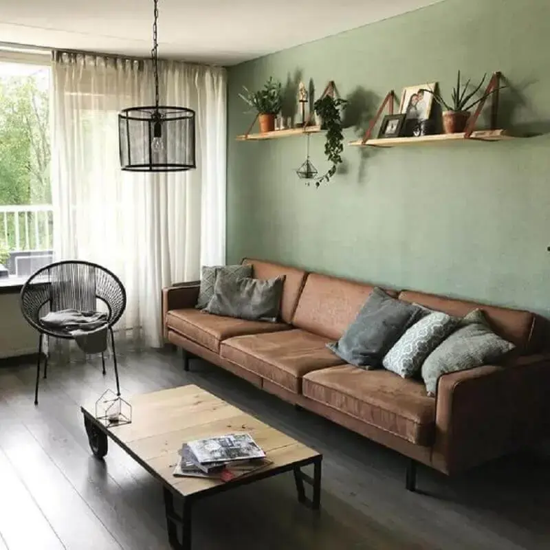 tinta verde oliva para parede de sala simples decorada com sofá marrom Foto Pinterest