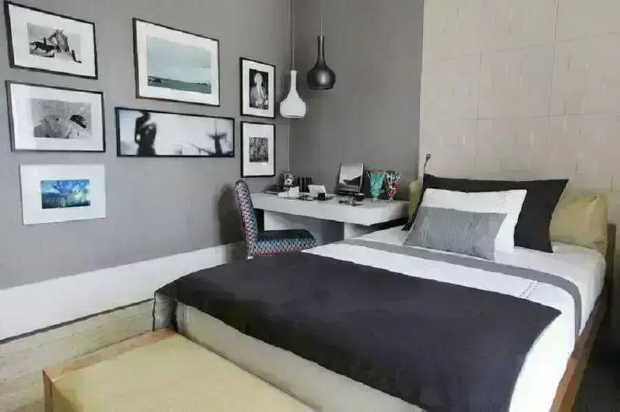  Tons de cinza para decoração de quarto de casal simples com escrivaninha branca pequena