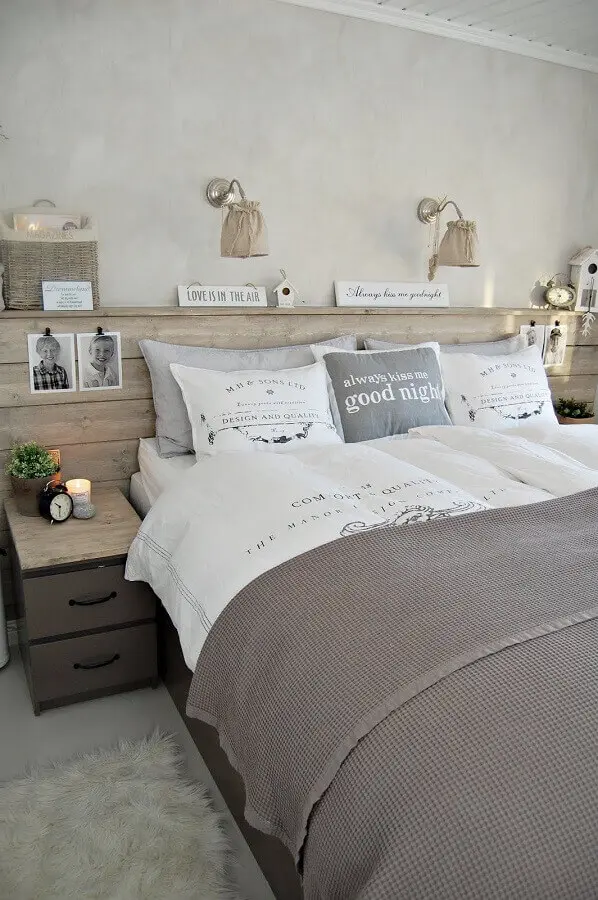 Tons de cinza para decoração de quarto de casal simples e bonito com cabeceira de madeira rústica