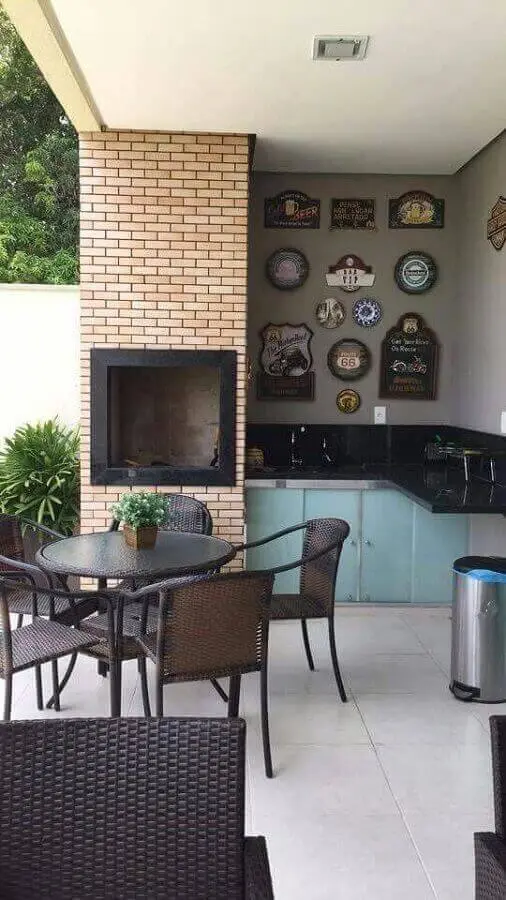 Área da churrasqueira de tijolinho pequena com armários azuis na decoração moderna