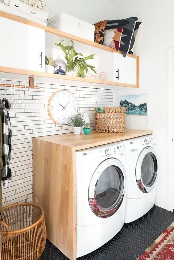 Área gourmet com lavanderia moderna