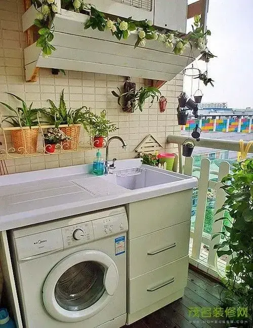 Área gourmet com lavanderia pequena